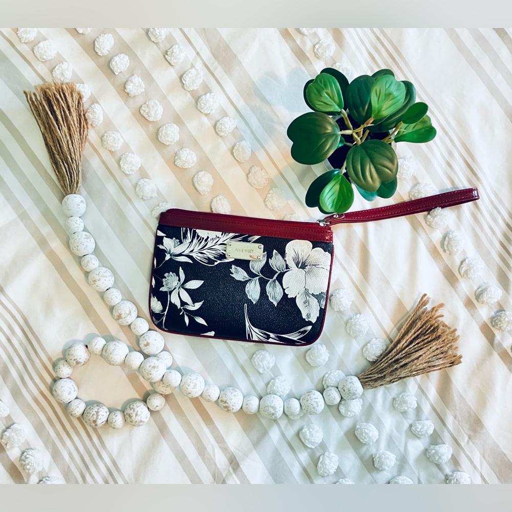 •Nine West Wristlet•